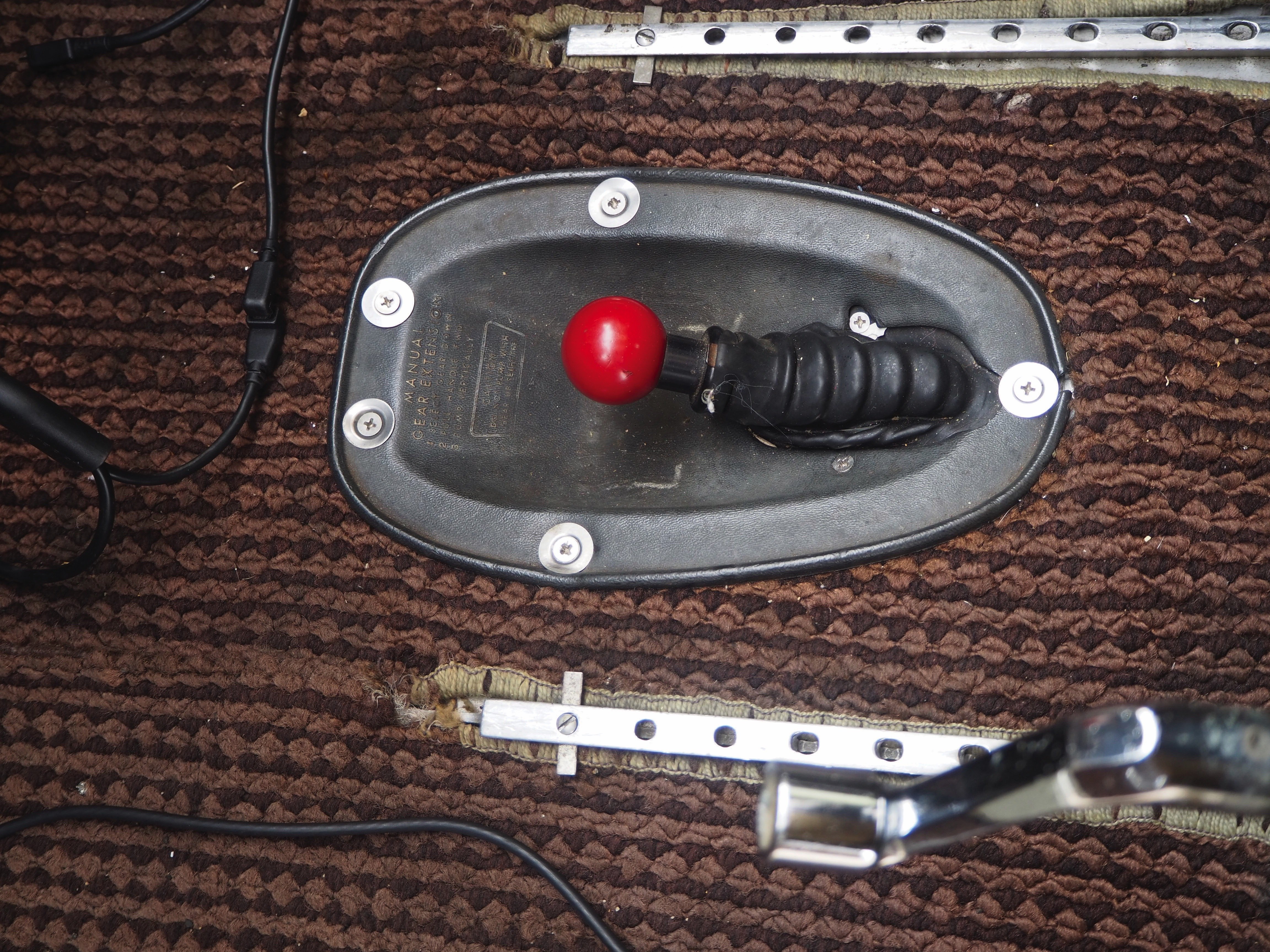 Dessna alternate extension hand pump